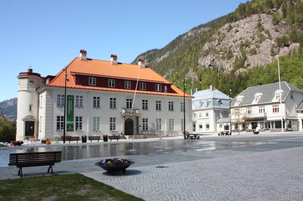 Bygning, kommunestyresalen i Rjukan med torget foran!''