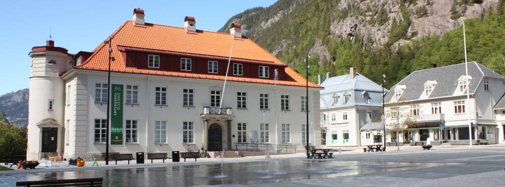 Bygning, kommunestyresalen i Rjukan med torget foran