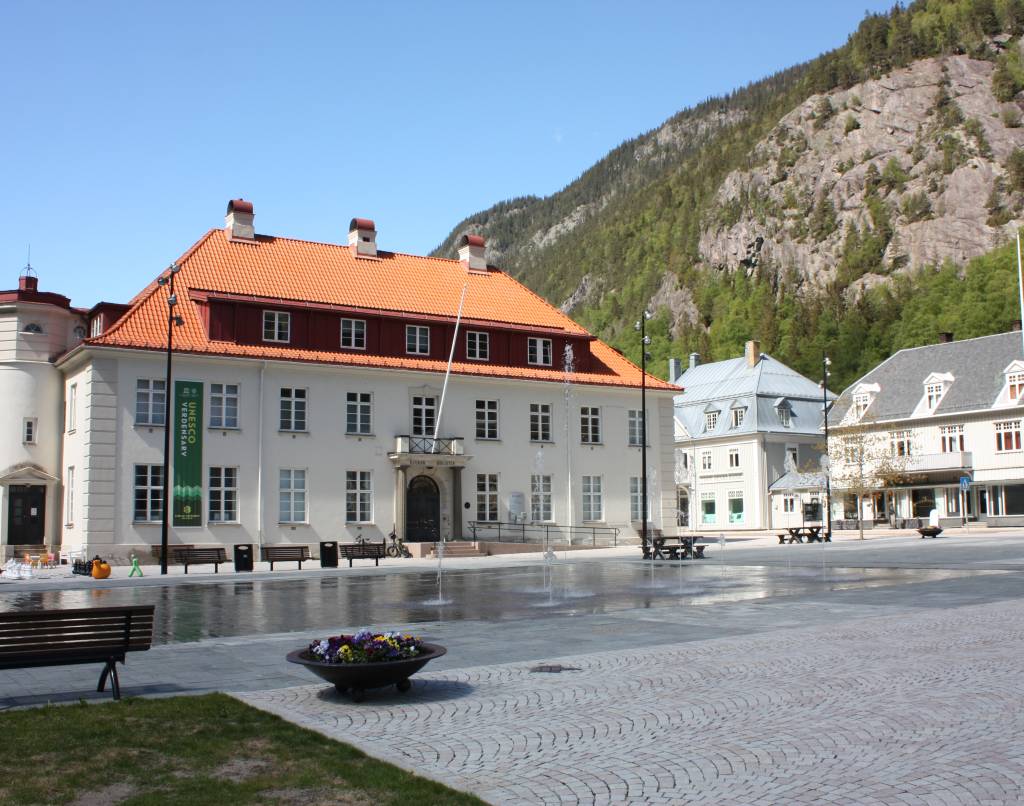 Bygning, kommunestyresalen i Rjukan med torget foran